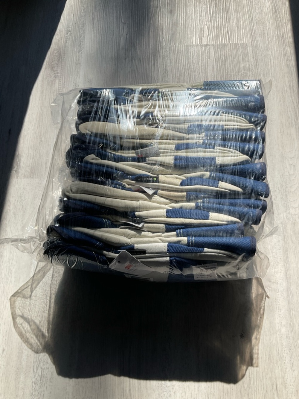 3M Thinsulate Blue and White Outside Work Gloves Bundle (12 pairs)